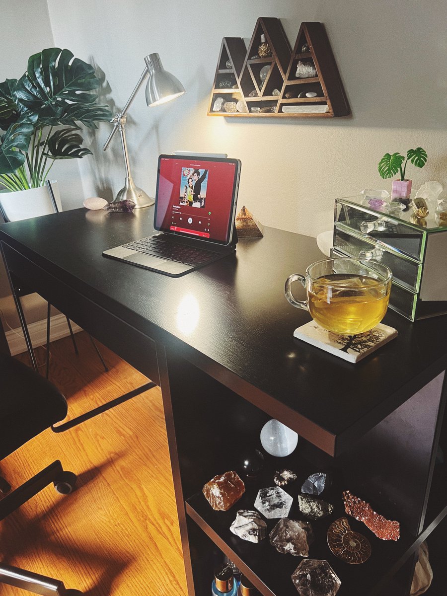mycrystalearth's tweet photo. My cozy desk setup 🔮🌿✨

Keeping crystals on your desk can provide a sense of calm and focus throughout the workday. They add a touch of nature, boosting creativity and creating a more balanced, positive workspace. https://t.co/lyQ7TbgmSM