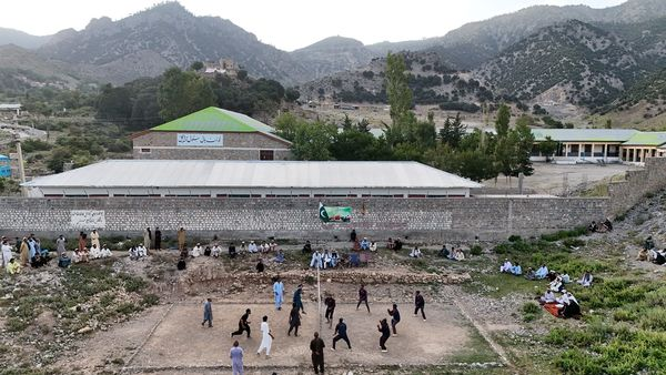 kpk_alive's tweet photo. پارچنار :سیکورٹی فورسز کے زیر اہتمام تری منگل میں  پاکستان آرمی اور تری منگل کی  ٹیموں کے درمیان دوستانہ والی بال میچز کھیلے گئے ۔ مقامی یونٹ آفیسر  نے میچ کے اختتام پر اچھی کارکردگی دکھانے والے کھلاڑیوں میں انعامات تقسیم کئے۔ https://t.co/DrrHxpjvvI