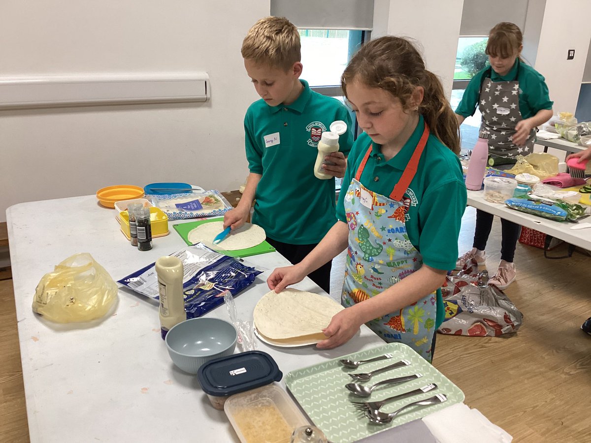 ygglonlas's tweet image. Am brynhawn ffantastig i’r disgyblion wrth gystadlu yn y CogURDD a’r PobURDD heddiw. Da iawn chi a Llongyfarchiadau mawr i Skye ac Anna am ddod yn fuddugol. 🧁🥗🤩⭐️ @UrddGorMor @DuraMor2025 @SerenaSbarc @SiarterIaithERW