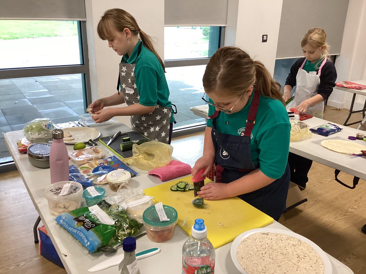 ygglonlas's tweet image. Am brynhawn ffantastig i’r disgyblion wrth gystadlu yn y CogURDD a’r PobURDD heddiw. Da iawn chi a Llongyfarchiadau mawr i Skye ac Anna am ddod yn fuddugol. 🧁🥗🤩⭐️ @UrddGorMor @DuraMor2025 @SerenaSbarc @SiarterIaithERW