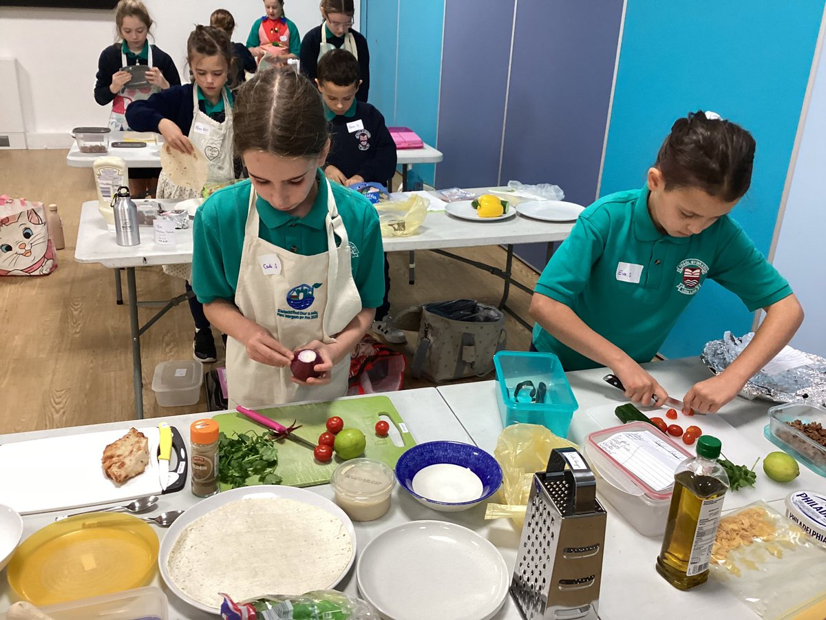 ygglonlas's tweet image. Am brynhawn ffantastig i’r disgyblion wrth gystadlu yn y CogURDD a’r PobURDD heddiw. Da iawn chi a Llongyfarchiadau mawr i Skye ac Anna am ddod yn fuddugol. 🧁🥗🤩⭐️ @UrddGorMor @DuraMor2025 @SerenaSbarc @SiarterIaithERW