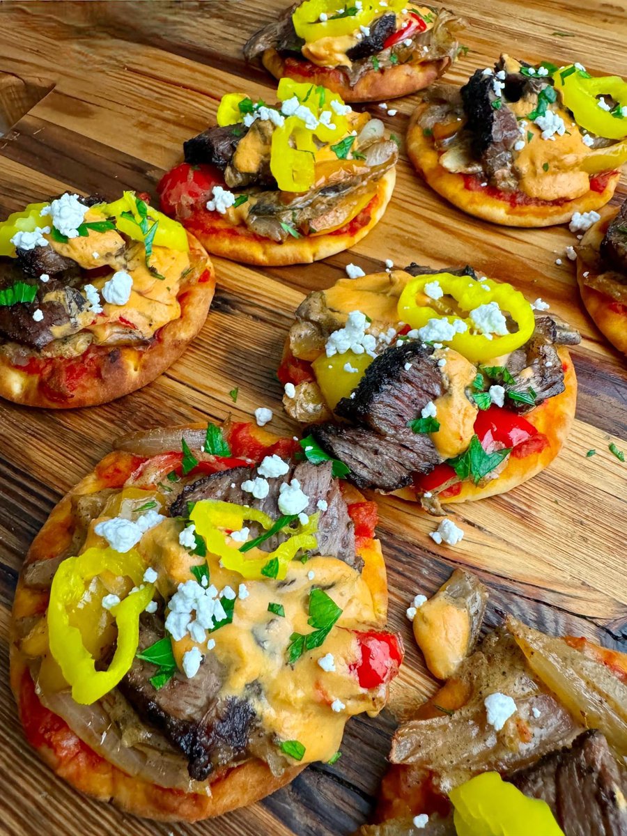 dishblock's tweet image. Check out my Naan-Traditional Steak and Pepper Mini Pizzas!!  These are so easy to make and the perfect game-day app or weeknight treat!! They are packed with flavor and cheesy goodness thanks to the Desert Pepper Trading Company Cantina Salsa and Chile Con Queso!!  The perfect…