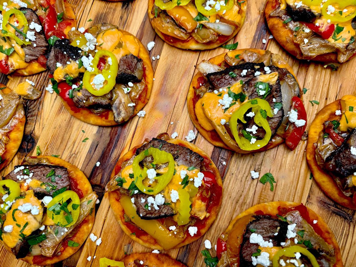 dishblock's tweet image. Check out my Naan-Traditional Steak and Pepper Mini Pizzas!!  These are so easy to make and the perfect game-day app or weeknight treat!! They are packed with flavor and cheesy goodness thanks to the Desert Pepper Trading Company Cantina Salsa and Chile Con Queso!!  The perfect…
