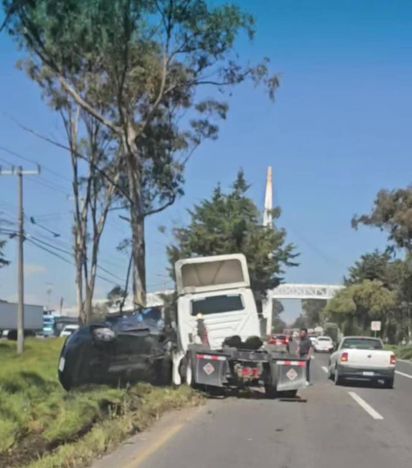 NevadoNoticias's tweet photo. Este mediodía se registró un trágico accidente en la carretera #Toluca- #Atlacomulco a la altura del Mercado de Aviación. Un tráiler embistió un vehículo, que impactó con un árbol. Dos personas perdieron la vida en el incidente. Equipos de emergencias laboran en el lugar. https://t.co/yxo76XkoiQ
