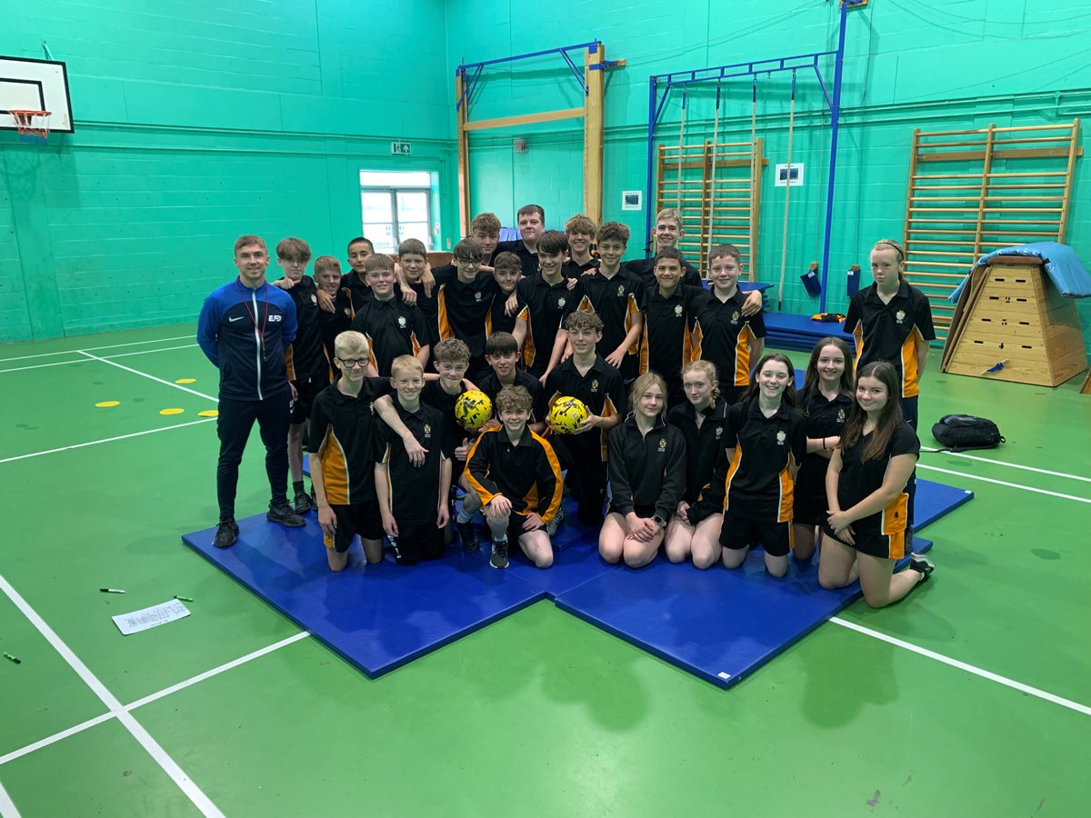 EliteFootballD1's tweet photo. Our very own, @OsbornOn1 spent the morning with the young people of @EastLeakeAC  giving them an insight into the life of a professional footballer ⚽ 💫.
What a great morning with students who were polite, enthusiastic and applied themselves brilliantly 👏💙.
 #RoleModels #DCFC https://t.co/35oQhOQUou