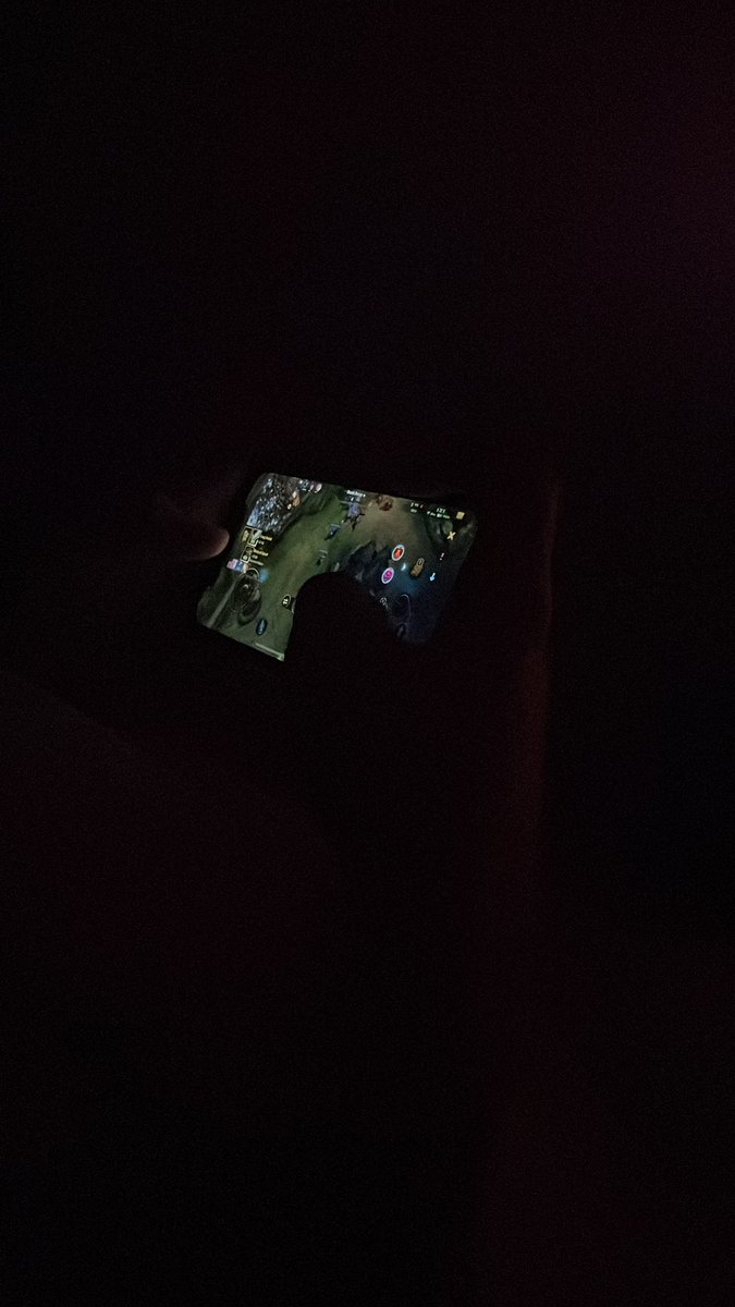 gf next to him in bed and he’s decided to play wild rift ok whatever 😒