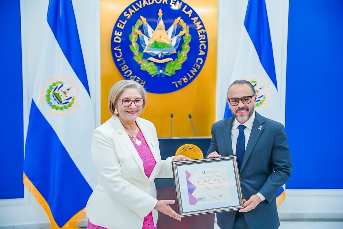 ECastroES's tweet image. Agradezco, en nombre de la @AsambleaSV, el reconocimiento de @ASAPRECAN por el apoyo que hemos brindado a esta organización que lucha contra el cáncer de mama en nuestro país.

Nos solidarizamos con las familias salvadoreñas que se enfrentan a esta enfermedad. Que Dios les ayude…