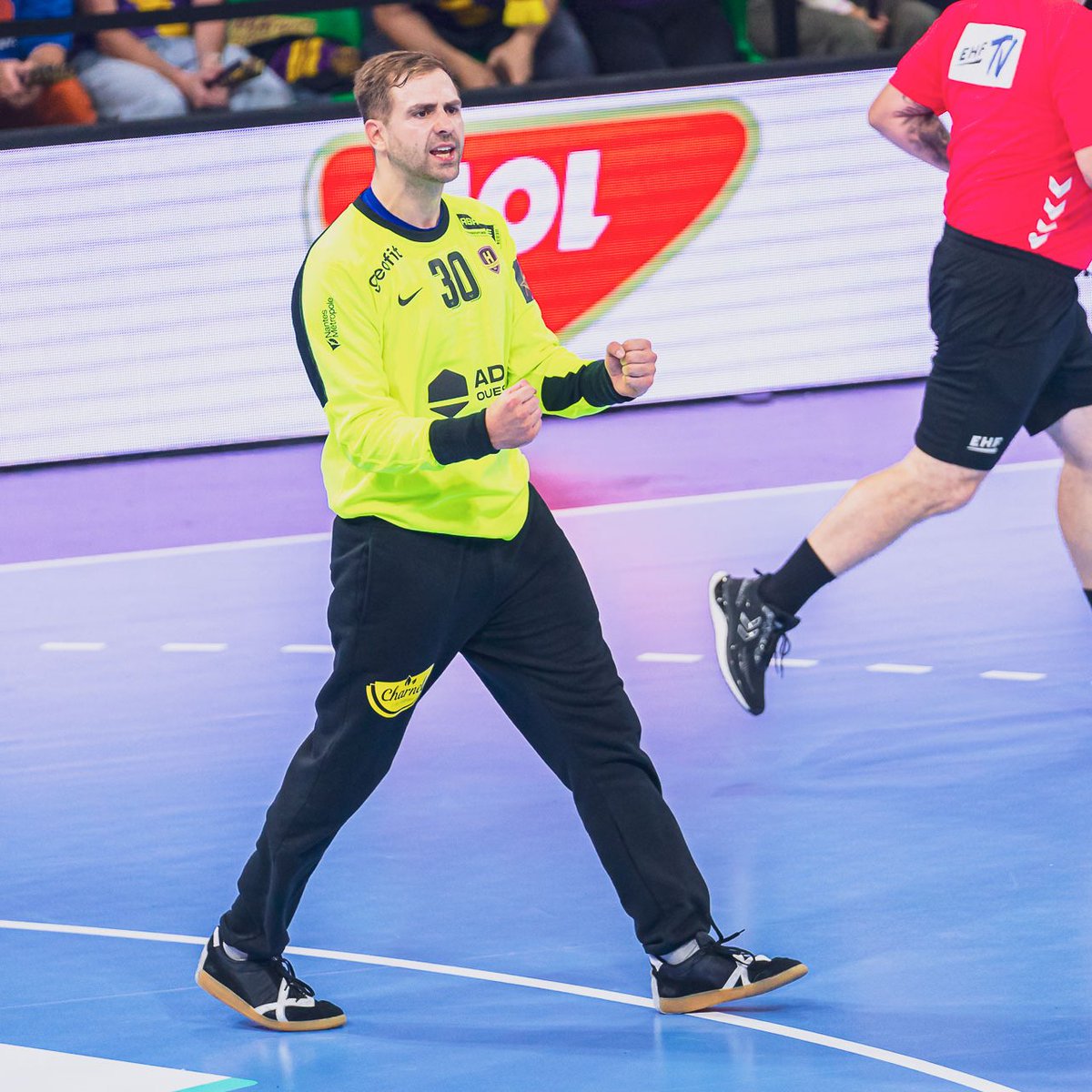 HBCNantes's tweet photo. 10' 👊
Les poings serrés de Nacho !
Notre portier réalise ses premières parades et sort le 7m de Magnusson. De l'autre côté, Ayoub arrache la toile d’araignée dans la lucarne de Portner. (𝟒-𝟔)
Bon début de match côté nantais !
#SCMHBCN https://t.co/2S768lg2d1