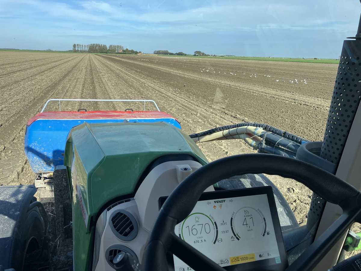 Onder het genot van een heerlijke zonnetje tarwe zaaien voor oogst25. Het valt allemaal nog niet tegen na de regen van maandag. #akker #KMWP #agriculture