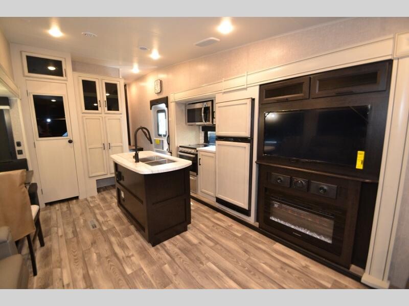 Hamiltons_RV's tweet photo. 🍂 Rake in the Savings on this beauty! 👉 https://t.co/dLh8pPN08V 🌟 Make this New 2023 Jayco Eagle HT 27RS yours for $54,990! This RV is 33 ft, 8,950 lbs, sleeps 4, &amp; has 2 slides. You will love the spacious living, kitchen pantry, &amp; private bedroom.
#HamiltonsRV #Glamping #RV https://t.co/qFYUbKRqz0