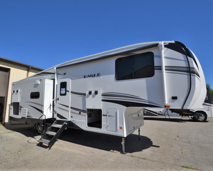 Hamiltons_RV's tweet photo. 🍂 Rake in the Savings on this beauty! 👉 https://t.co/dLh8pPN08V 🌟 Make this New 2023 Jayco Eagle HT 27RS yours for $54,990! This RV is 33 ft, 8,950 lbs, sleeps 4, &amp; has 2 slides. You will love the spacious living, kitchen pantry, &amp; private bedroom.
#HamiltonsRV #Glamping #RV https://t.co/qFYUbKRqz0