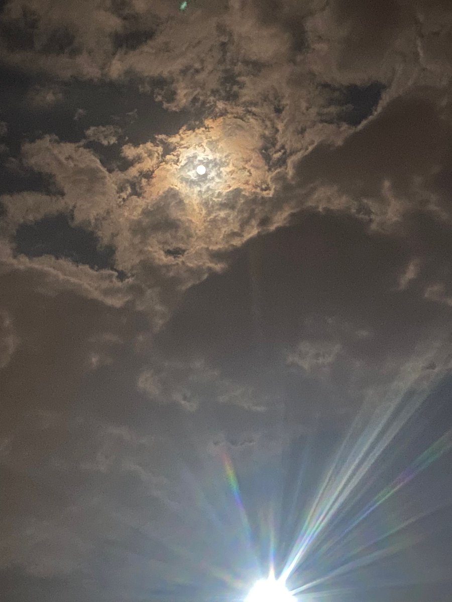 Bir şey nasıl olurda hem huzur verir hem ağır bir enerji 🙄 #dolunay