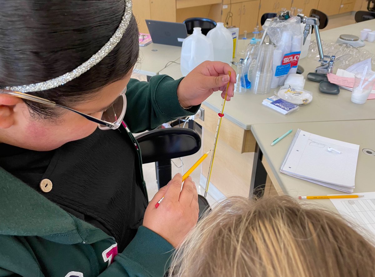 Do not touch or hold the bulb, rotate the tool so you can see both rows of print, and view at eye level: 21 degC…even better when one student instructs another student! #Science #Chemistry <a href="/LBPSMaiello/">Kristen Maiello</a> #Teamwork