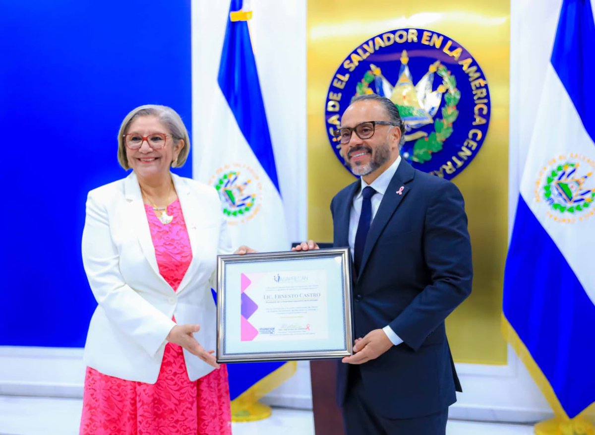 El presidente de la <a href="/AsambleaSV/">Asamblea Legislativa 🇸🇻</a>, <a href="/ECastroES/">Ernesto Castro</a> recibe de la presidenta de <a href="/ASAPRECAN/">ASAPRECAN</a>, <a href="/lissethdecampos/">Lisseth Ruiz de Campos</a>, un reconocimiento por el apoyo y la sensibilidad que la <a href="/AsambleaSV/">Asamblea Legislativa 🇸🇻</a> ha brindado a la lucha contra el cáncer de mama. (F/C)
