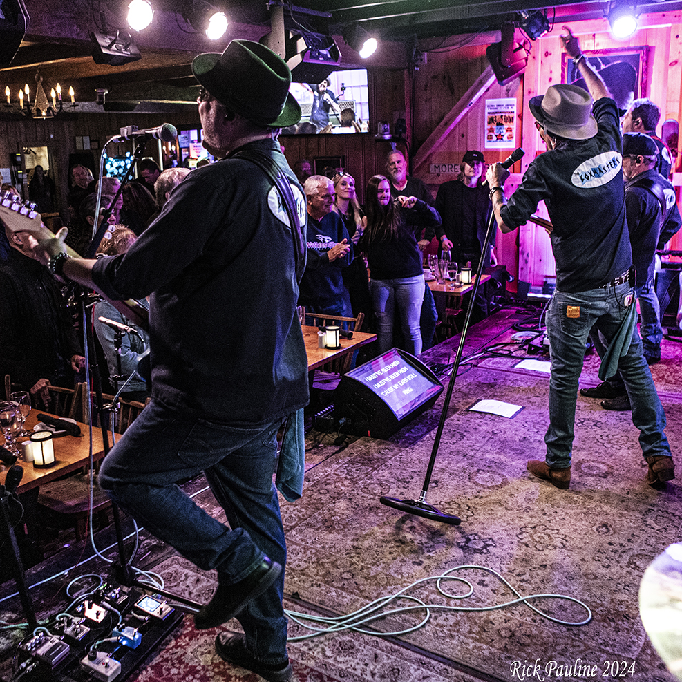 DarylsHouseClub's tweet image. Billy Bob Thornton and The Boxmasters brought the house down with their hard-driving rock n' roll. Everyone hopes this show returns to Daryl's House! Thank you Rick Pauline for the shots. #rickpauline #billybobthornton #theboxmasters #darylshouseclub