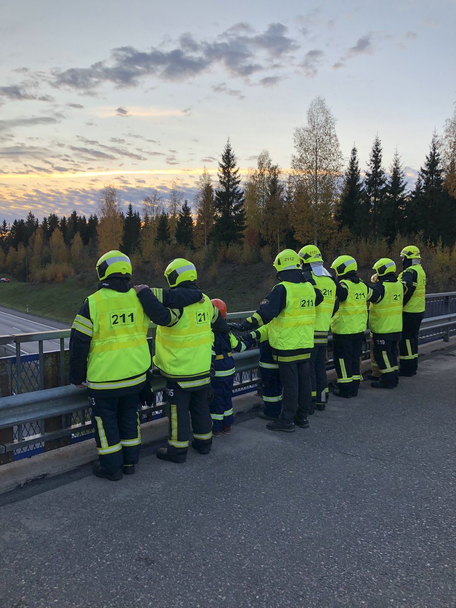 rhorelli's tweet photo. Palokuntamme osallistui kunnioittamaan Mikko Saastamoisen muistoa palokunnan nuorimmasta vanhimpaan. Toivottavasti tieliikenteestä tuli samalla edes hitusen turvallisempi #pelastustoimi #paijatha #ahtialanvpk https://t.co/h9MAliJB3Z