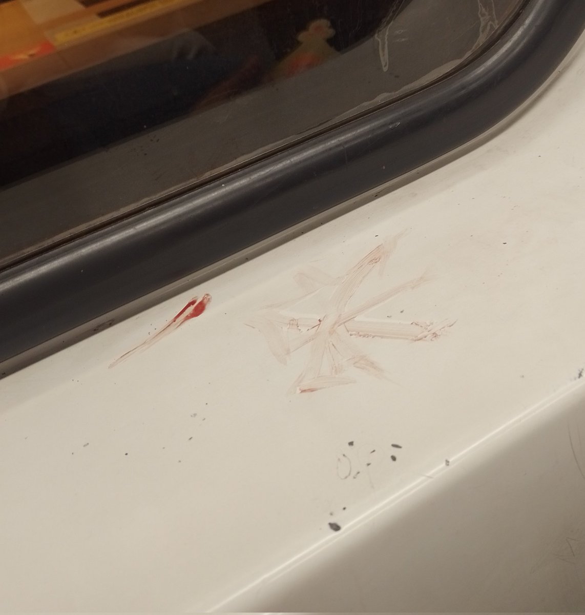 EstefaniaTuT's tweet photo. Quien fue el cochino que deja su dibujo con sangre en la #línea4, ql asqueroso, yo quería apoyar mi brazo ahí TT https://t.co/UudV6NwAHJ