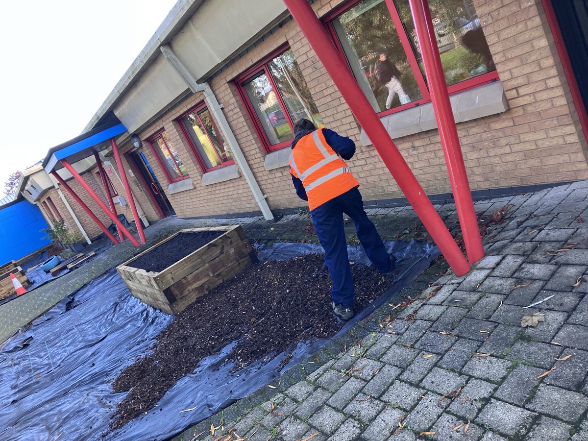 Cardiff_valeCP's tweet photo. Cardiff and the Vale of Glamorgam Community Payback team working hard at the Ely and Caerau Community Hyb improving local community areas for residents to enjoy the outdoor spaces.
#makingapositivedifferencewithinlocalcommunities. https://t.co/G6EY3dqgGZ