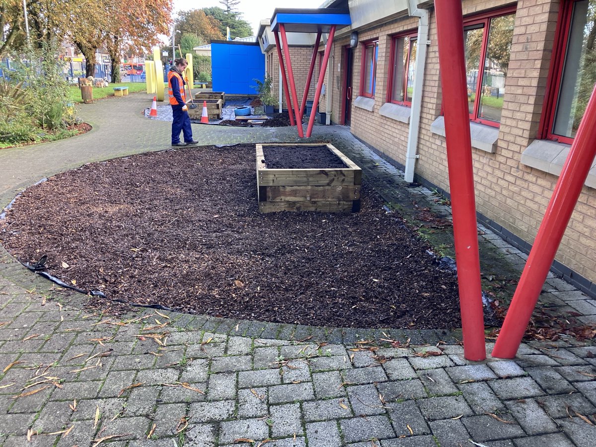 Cardiff and the Vale of Glamorgam Community Payback team working hard at the Ely and Caerau Community Hyb improving local community areas for residents to enjoy the outdoor spaces.
#makingapositivedifferencewithinlocalcommunities.