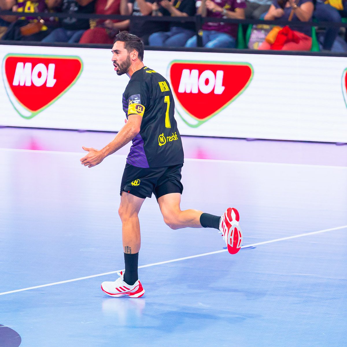 HBCNantes's tweet photo. 15' ©️
Du rythme, du rythme de part et d'autre !
Nos Nantais sont dans le coup et assurent le repli.
Au quart d'heure de jeu, Valero ouvre son compteur et le "H" reste à +2 (𝟕-𝟗)
#SCMHBCN https://t.co/vQXvUiMKeo