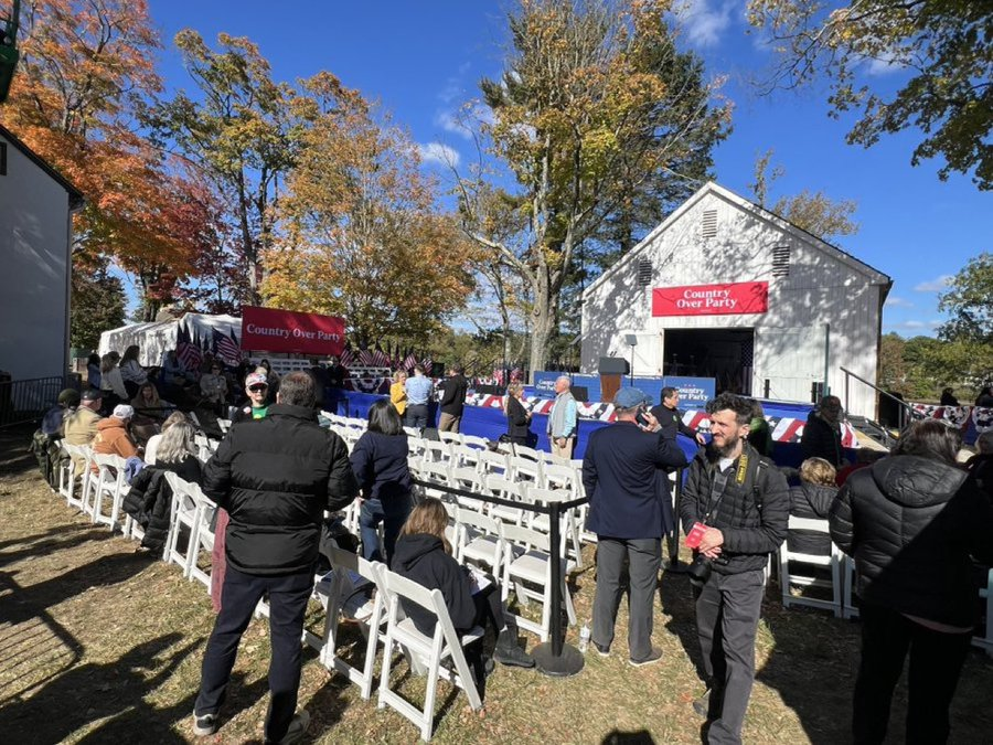 GuntherEagleman's tweet photo. Kamala's event in PA today is PACKED! 😂😂😂😂 https://t.co/pUQ9GVLc01