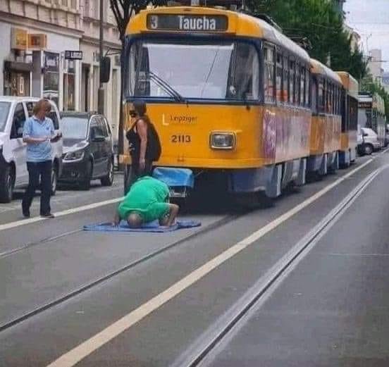 capTercio's tweet photo. Alemania.
Un inmigrante musulmán reza en la vía del tranvía y hace esperar a los pasajeros.
¿Qué haríais vosotros si estuvierais dentro del tranvía? https://t.co/GBYegdVCQ3