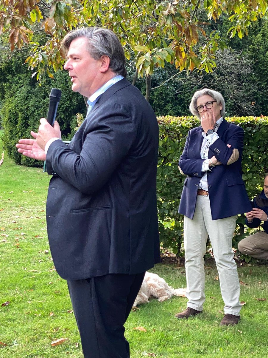 Vanmiddag had ik de eer om op de prachtige Noorderbegraafplaats (1929) van Dudok (en <a href="/uitvaarthsum/">Uitvaartstichting Hilversum</a>)   de eerste spade in de grond van de tweede natuurbegraafplaats van Hilversum te steken. Een unieke plek, en een mooie aanwinst voor Hilversum.