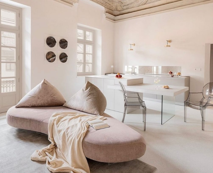 🇬🇧 Open spaces, endless possibilities ✨ Explore the flow between living and dining rooms designed by Barbara Vacusa, Sarah Dray, PK Architects, and Tamara Magel. Which one captures your style the most?