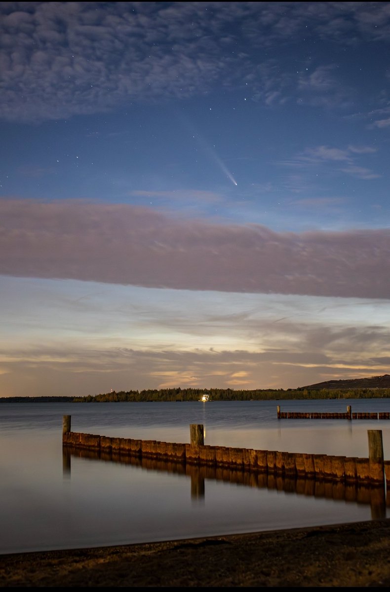 Komet C/2023 A3 (Tsuchinshan-ATLAS) am heutigen Abend am Störmthaler See bei Leipzig. Vollmond und Wolken setzten der Beobachtung zu, die Dank letzteren nach 10min auch wieder beendet war.

#CometATLAS #CometC2023A3