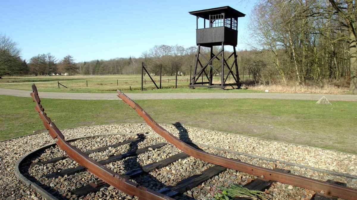 Mijn donatie die ik normaal gesproken aan Giro555 zou schenken schenk ik nu aan het noodlijdende Kamp Westerbork. U ook? NL28RABO 0306 5848 32 t.n.v. Herinneringscentrum Kamp Westerbork.  Retweet=♥️