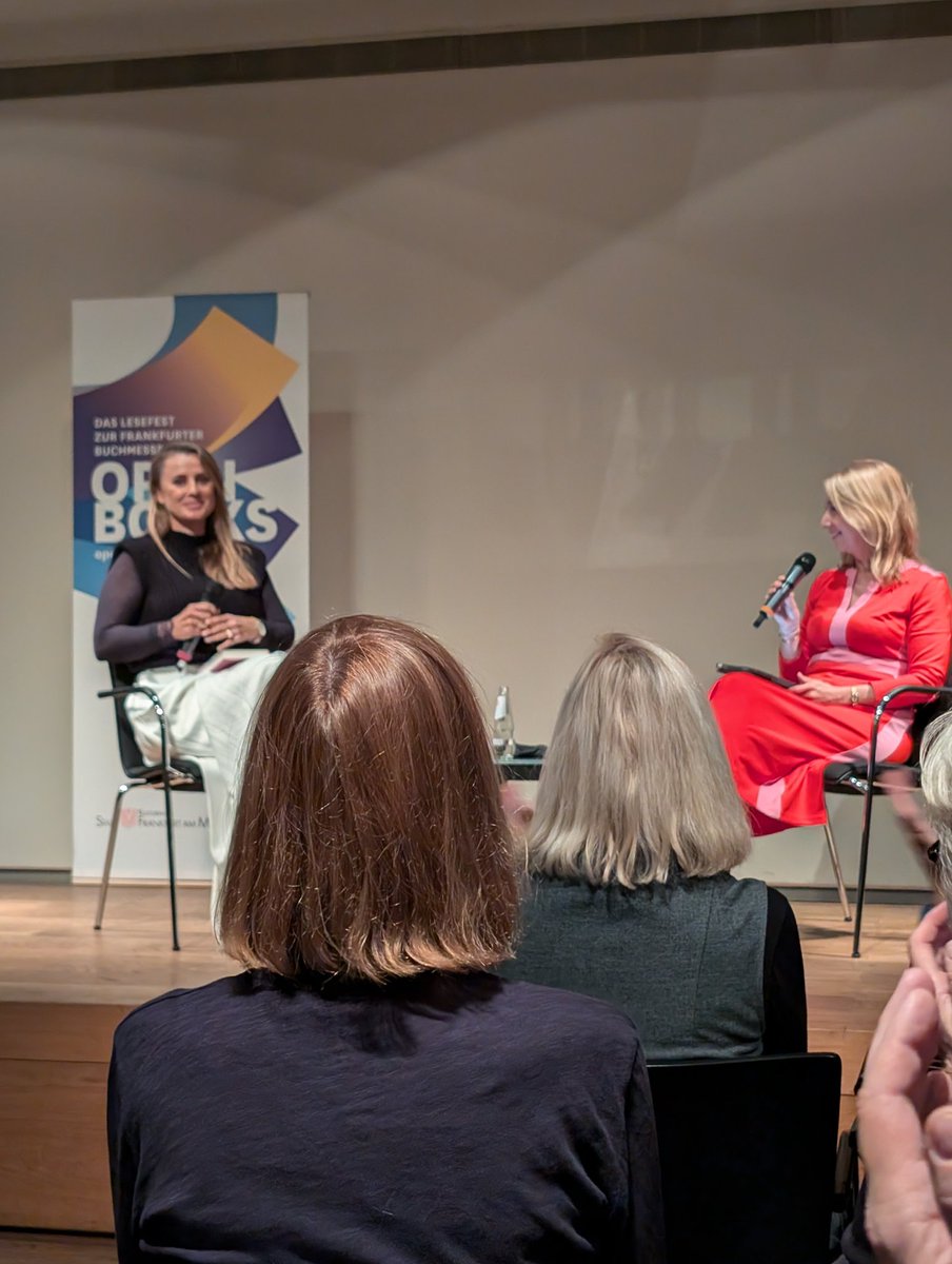 Kleckerkram's tweet photo. @jagodamarinic @MelAmann @Book_Fair Also der Saal war schon voll - Aufmerksamkeit bis zuletzt!
Und jetzt alle so: Agenda setzen, nicht setzen lassen 😉
@jagodamarinic @MelAmann https://t.co/WLRDJcT7Gi