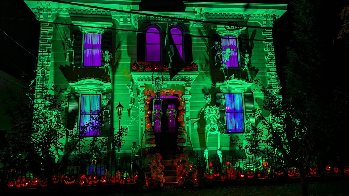 My sister-in-law in Salem walked her neighborhood checking out the Halloween decorations. So glad I got to visit in late September to see some of this in person! 🧡💔🧡