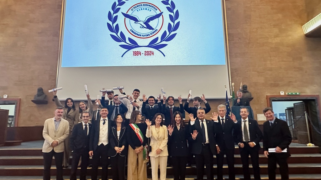osservatorelib's tweet photo. Da studenti a piloti civili, l’esperienza di 40 anni
del Lindbergh Flying School di Firenze. L'intervento di Alessandra Bruni, presidente di @ENAVSpA @comunefi 
https://t.co/Ld5QxfUEi2 https://t.co/49LNxUqq1a