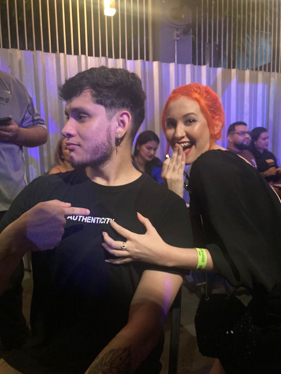 deboche_night_'s tweet photo. peitoral polêmico @misseneto14 sdds amigo 😭 https://t.co/A8XRwXzBKF