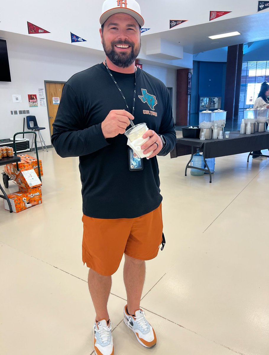 LoriGomez_PHHS's tweet image. ORANGE you glad you took attendance on time?? Our Awesome Spartan teachers were treated to an 🧡orange ice cream float🧡 for  “crushing” attendance numbers the first six weeks of school 👏🏼 Thank you for always keeping our students engaged 💪🏼 #AllInForAttendance #RISE…