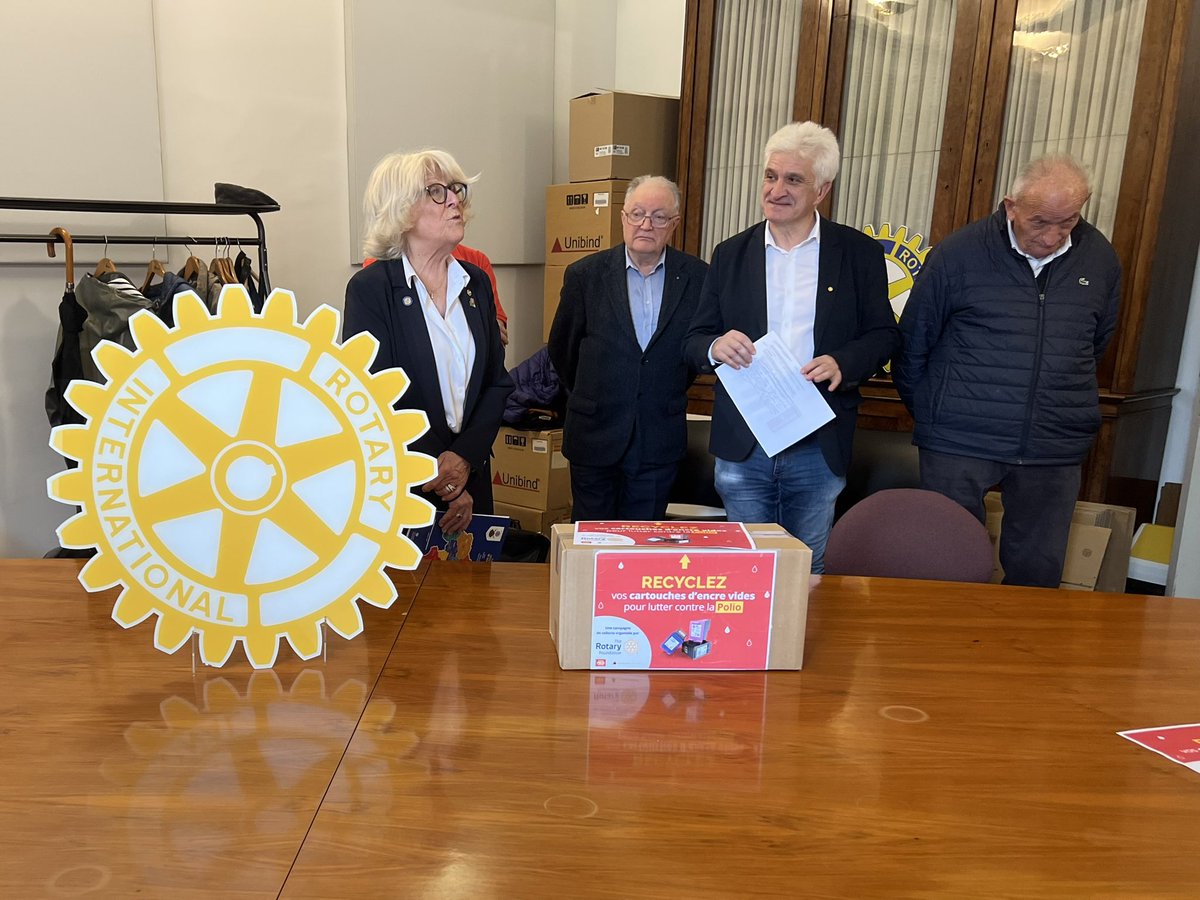 JeanMonnet43's tweet photo. ♻️ Nouvelle mission pour nos éco-délégués ! Participation à la conférence de Presse pour le Lancement de la collecte de cartouches d'encre = éradiquer la polio avec le #Rotary. Ensemble, faisons bouger les choses ! #PolioPlus #EcoResponsabilité https://t.co/NOQViunHWB
