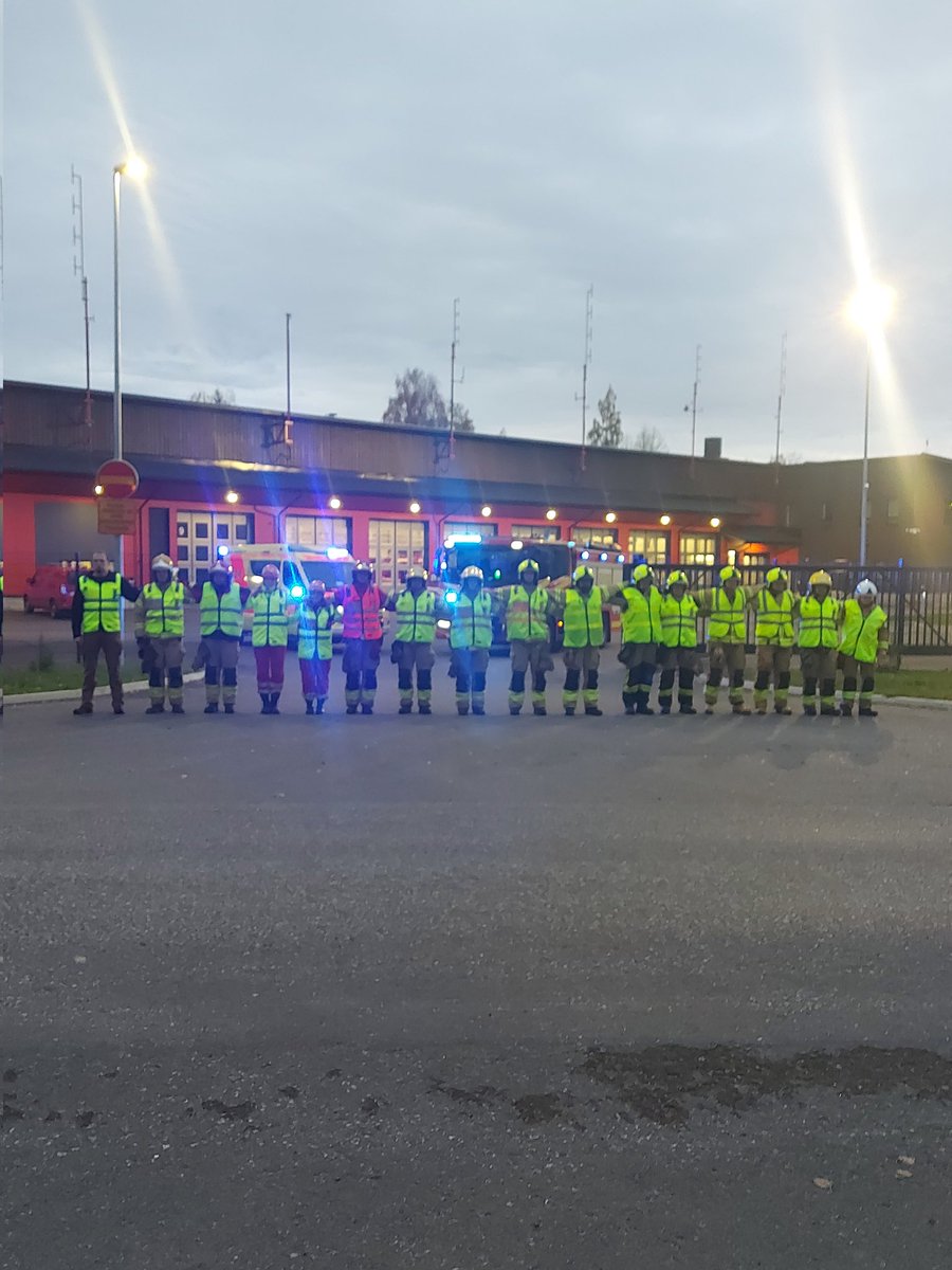 KultanenVesa's tweet photo. Tänään Etelä-Karjalassa kokoonnuimme mielenilmaisuun turvallisemman liikenteen puolesta ja muistelemaan kollegamme Mikon, tieliikenteen turvallisuuden eteen tehneen menehtymistä liikenneonnettomuuden seurauksena. Mukana  päätoimiset paloasemat, sopimuspalokunnat sekä ensihoito. https://t.co/RhrObyQXjp
