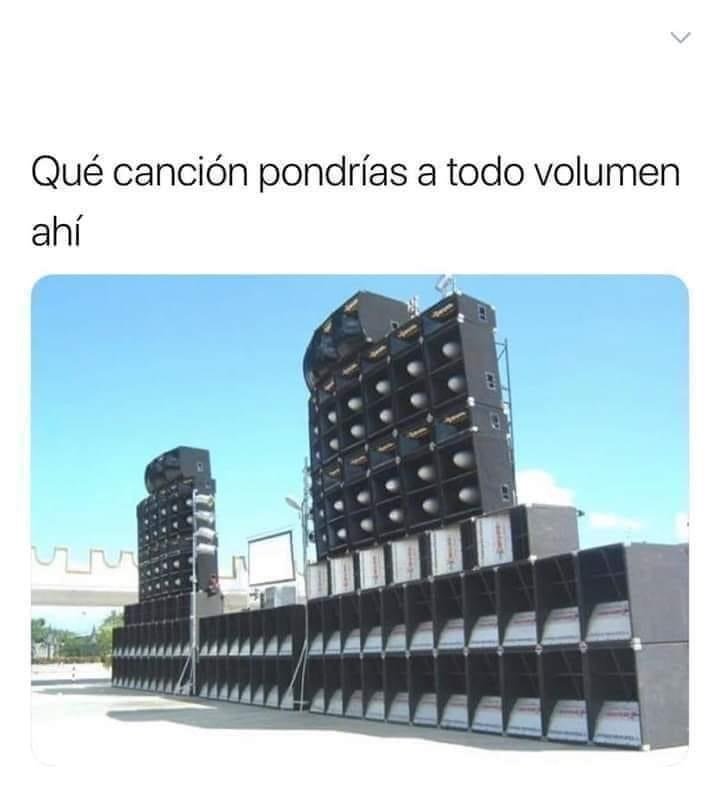 Ninguna. Eso de a todo volumen es una idea ochentera. El volumen muy alto no permite apreciar correctamente, además se dañan los oídos y hay que ser conscientes de que habitamos en comunidad, casa/trabajo y no todo mundo podría sentir comodidad o agrado por nuestro escándalo☝️😌