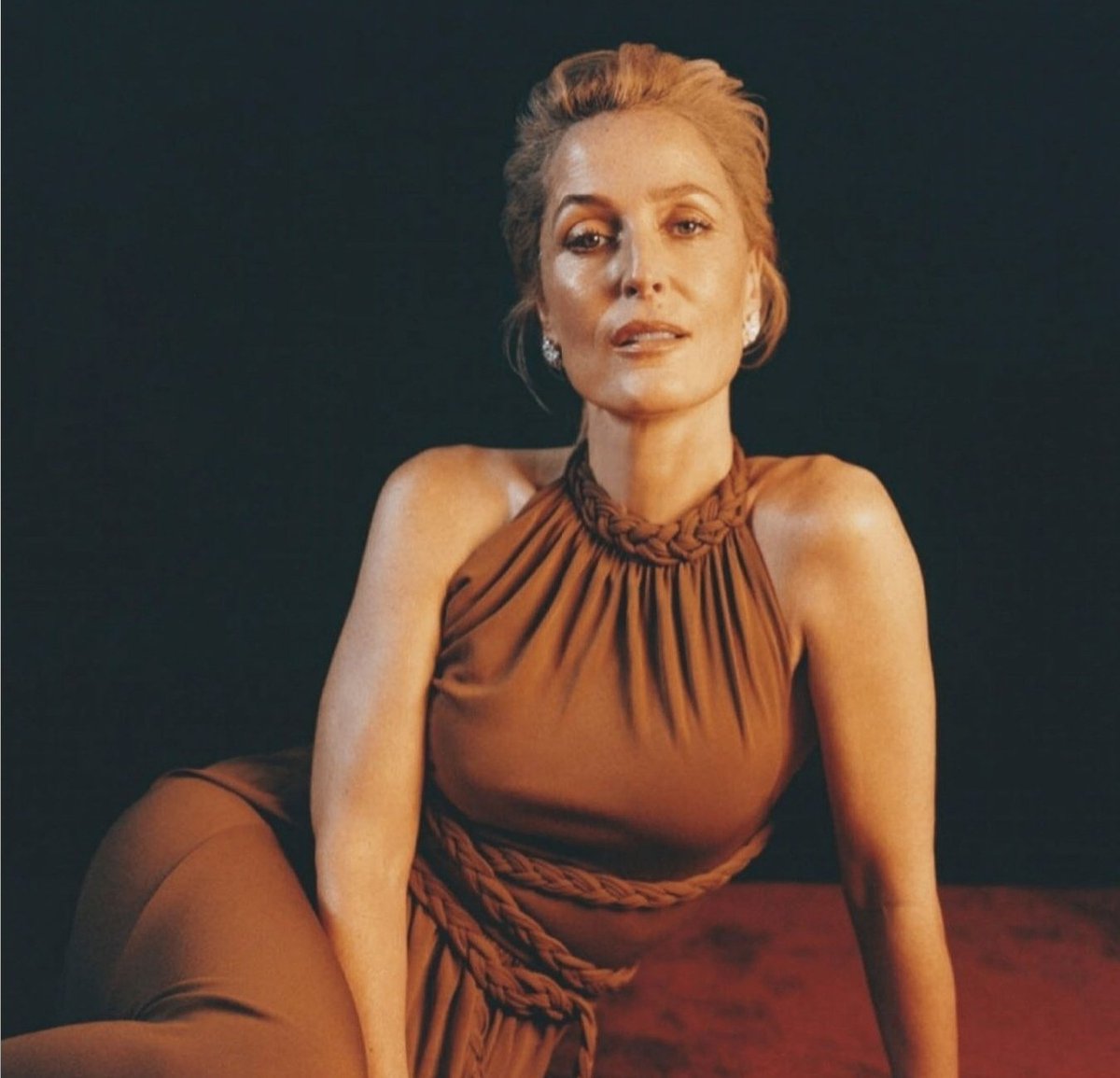 AndMulder's tweet photo. Gillian Anderson           Gillian Anderson
in her 20s                         in the 20s https://t.co/GYufe5qVGn