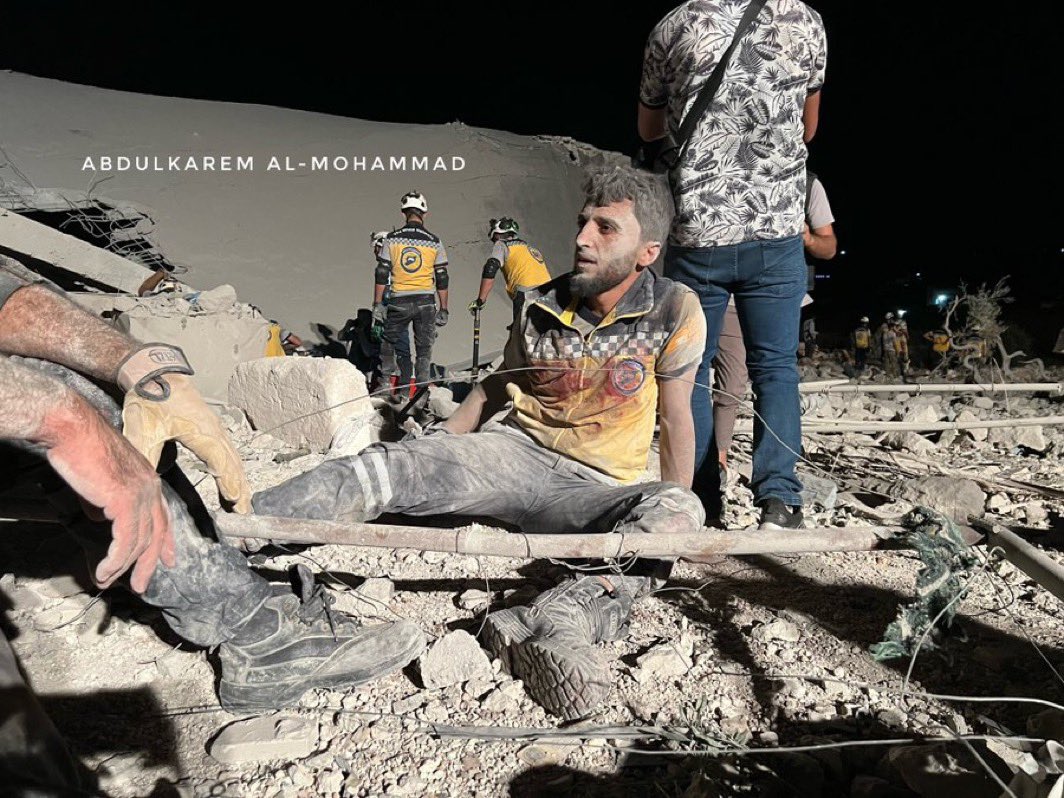Magedabdelnour1's tweet photo. استراحة عنصر من الدفاع المدني السوري بعد ساعات طويلة من العمل على إخراج ضحايا القصف الروسي من تحت الأنقاض . https://t.co/oxwrEoyXuy