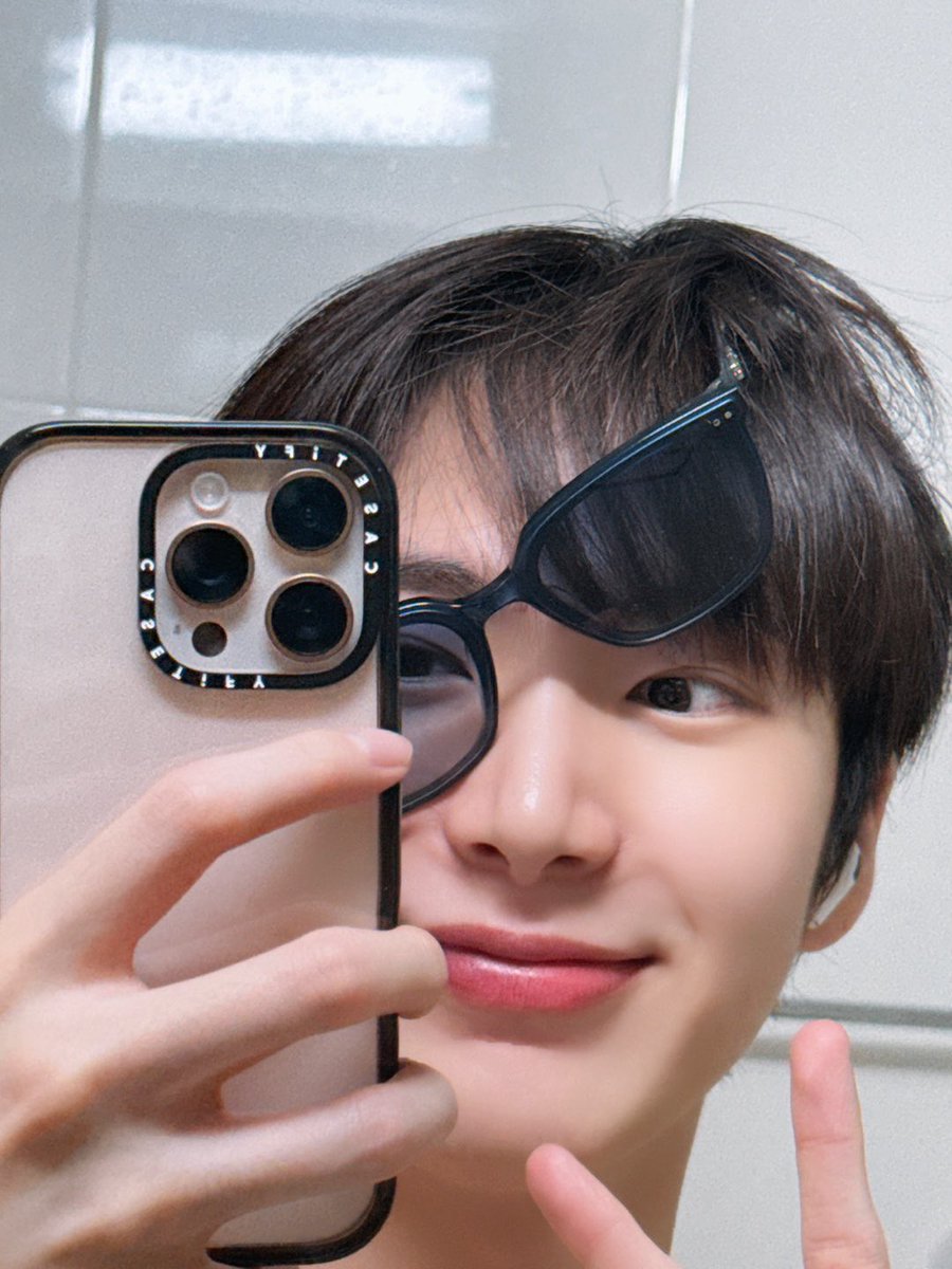 OMEGAXBR's tweet photo. 🐣 | 16.10.24 OXTWT (@OmegaX_members)

"🕶️ óculos de sol😎
(não é o do yechan)

#OMEGA_X #오메가엑스
#케빈 #KEVIN https://t.co/xr9c9c8Szc