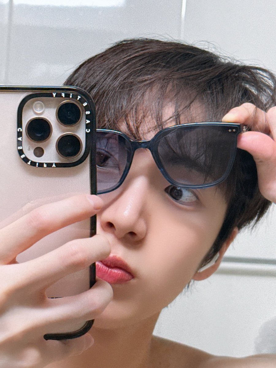 OMEGAXBR's tweet photo. 🐣 | 16.10.24 OXTWT (@OmegaX_members)

"🕶️ óculos de sol😎
(não é o do yechan)

#OMEGA_X #오메가엑스
#케빈 #KEVIN https://t.co/xr9c9c8Szc