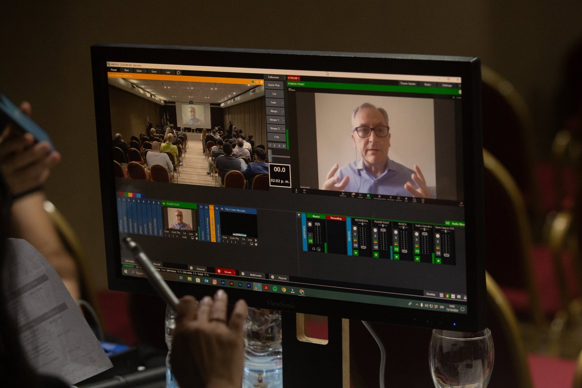 ¡Gran encuentro sobre IA + Ingeniería se Software!

Abrimos un hilo para contarles que más de 200 personas participaron, de forma presencial y virtual, de la jornada donde analizamos la forma en la que se retroalimentan la Inteligencia Artificial y la Ingeniería del Software.