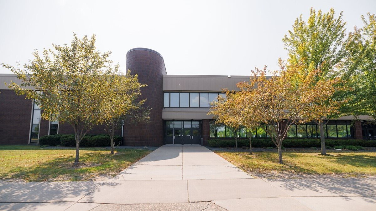 Substitute teacher is banned from Minnesota high school for staging reenactment of George Floyd's murder trib.al/gkFZAxZ