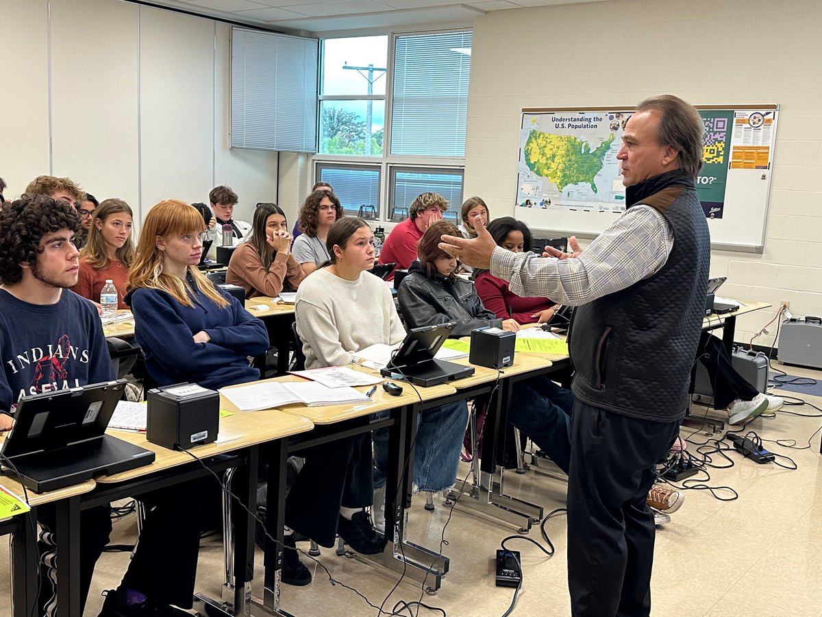 Nearly 30 <a href="/Lkwd_LHS/">Lakewood High School</a> seniors spent their morning receiving training from the <a href="/cuyahogaboe/">Board of Elections</a> in order to work the polls on Election Day. We are so proud of these students for their sense of civic duty! 🇺🇸