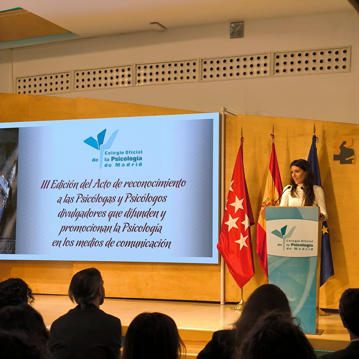 <a href="/jaluengolatorre/">José Antonio Luengo</a> <a href="/burgosusana/">Susana Burgos</a> <a href="/yaizalex/">yaiza perera</a> <a href="/elmundoes/">EL MUNDO</a> <a href="/EsPapageno/">Papageno 🎗️</a> <a href="/Enbienestarp/">Raquel Huéscar</a> <a href="/Fremap_Mutua/">Mutua FREMAP</a> <a href="/Timanfaya_Psic/">Timanfaya</a> Finaliza la entrega de diplomas y sube la Vicedecana del Colegio, @timanfaya_psic, para clausurar el acto:

🗣️"Los psicólogos y psicólogas derribamos mitos y estigmas. [...] Estamos aquí como homenaje a ese camino y trabajo que realizáis todos y todas".