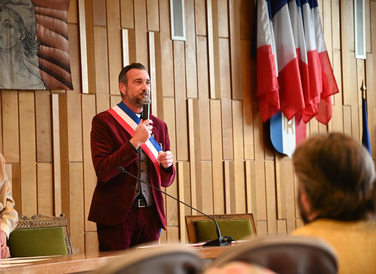 alexisragache's tweet photo. [noces d’or 1/2]

💒Nous étions réunis pour les noces d’or de Luce &amp; Pierre Pane, dans une salle des mariages pleine à craquer. 
 
💍C’était un honneur et un bonheur de partager ce moment avec eux. 
 
🎊Fêter 50 ans de mariage permet de revenir sur des moments de vie partagée. https://t.co/8E8beiQfhk