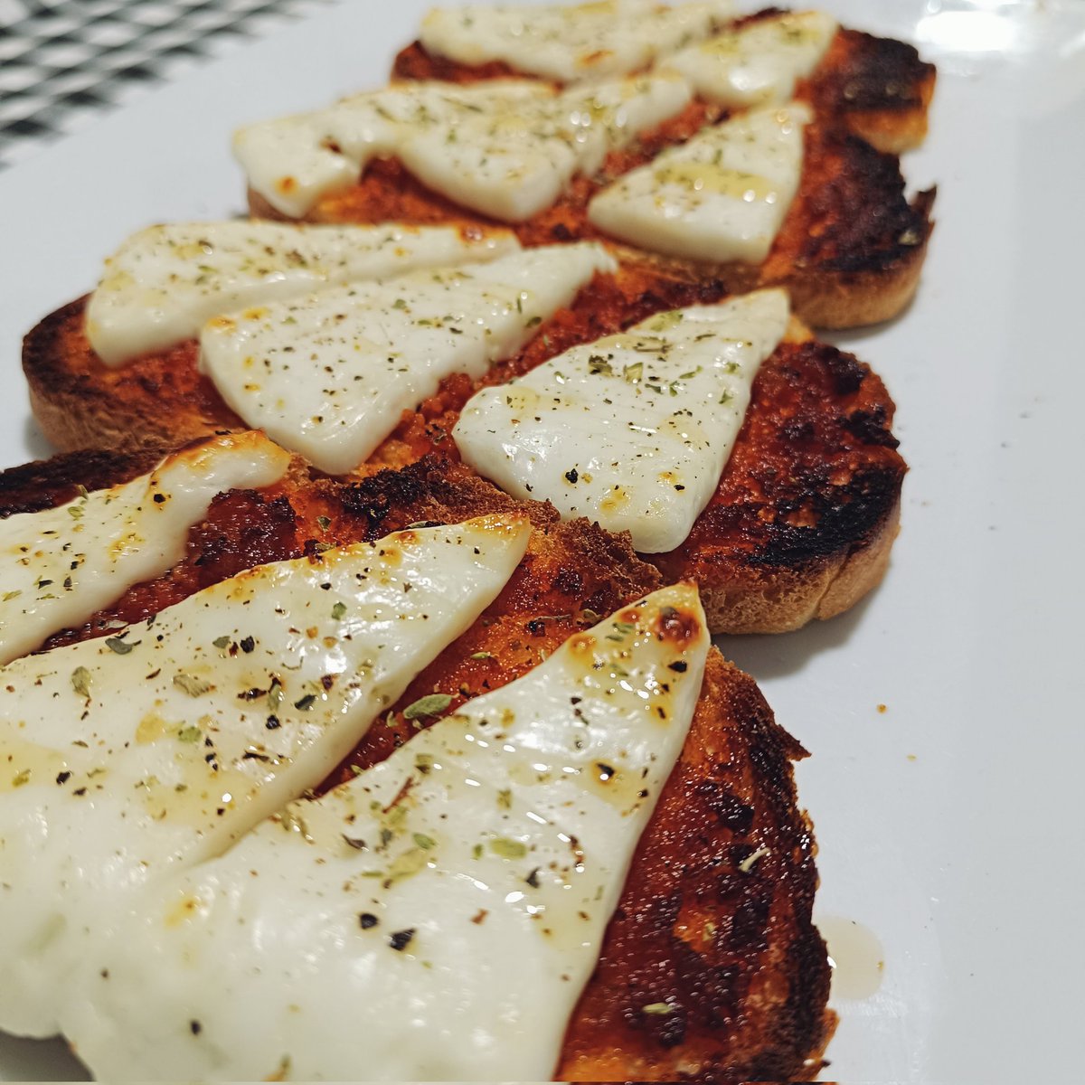 Murcianismo en estado puro.
Pan con sobrasada, queso fresco con un toque de miel y orégano.