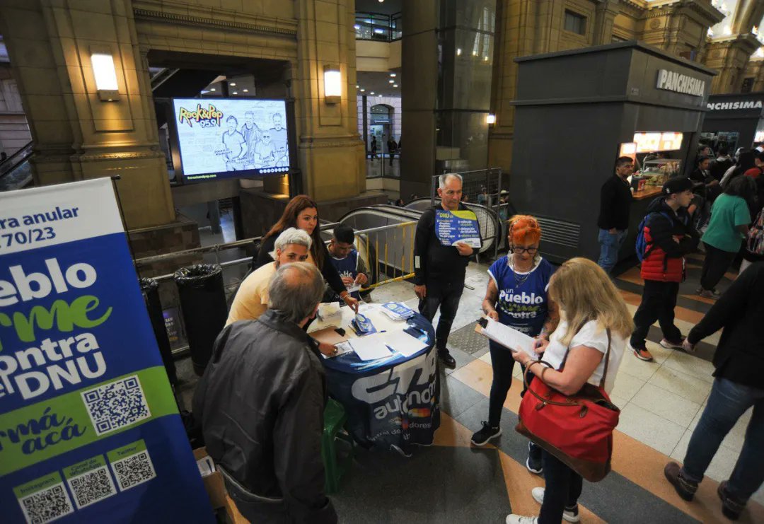 ✍📄 Estuvimos en Plaza Constitución juntando 1 millón de firmas <a href="/contraelDNU/">ContraElDNU</a> 70/23 que Milei utilizó para encarecer y liberar precios, como los alquileres y los productos básicos.

Al ajuste, saqueo y entrega, lo enfrentamos en unidad y con iniciativas.