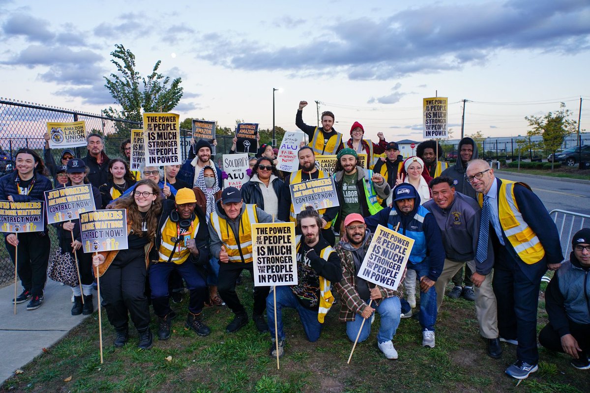 amazonlabor's tweet photo. ALU-IBT Local 1 member and organizer, James Saccardo, gave a passionate speech at the event, to much applause.

“This f*cking company’s logo is a smile – I don’t see any smiles in there! The only smiles are on the boxes!”

Amazon workers are fired up and ready. https://t.co/mE1HnKFAFw